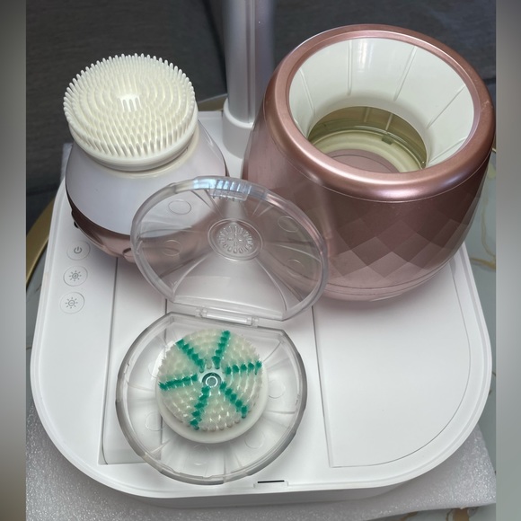 Tao Clean facial brush in Rose Gold with 2 brush attachments never used - Picture 6 of 12